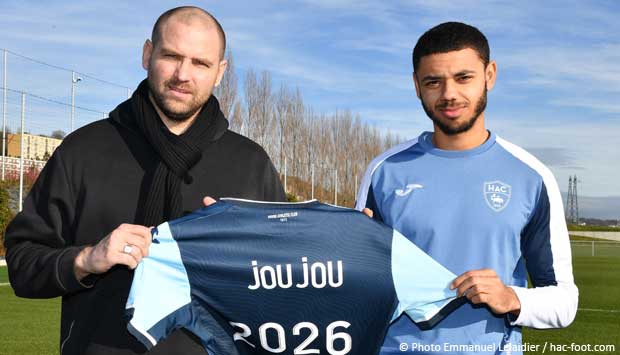 Antoine Joujou signe son 1er contrat professionnel