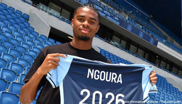 Steve Ngoura signe son 1er contrat professionnel