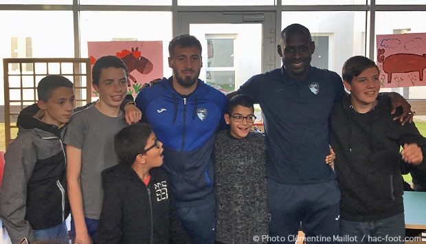 L'après-midi de Yohann et Romain avec les enfants dans un centre de soins et réadaptation pédiatrique